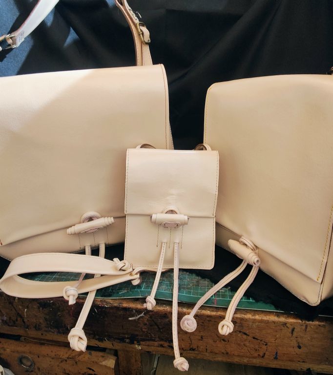 1BeigeCowhideMessenger02